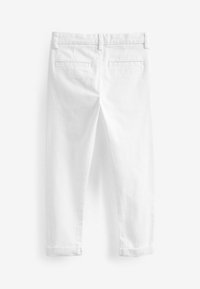 Pantalons en coton blanc à coupe droite, dotés de deux poches arrière et de revers roulés. Texture lisse, design minimaliste, couleur unie.