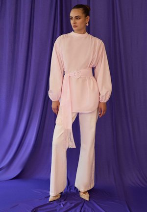 Touché Privé, BELTED POPLIN RUNIC - Blouse - pink