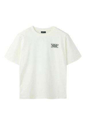 T-shirt blanc à manches courtes avec le texte "TOKYO Made Street Approved" imprimé en noir sur le haut à gauche de la poitrine.
