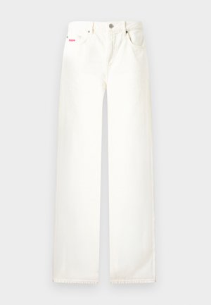 Λευκό τζιν με ίσια γραμμή και ψηλή μέση, με μπροστινές τσέπες, κούμπωμα με κουμπί και φερμουάρ, και μικρό ροζ λογότυπο κοντά στην δεξιά τσέπη.