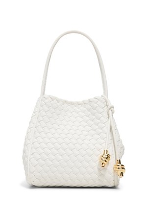 Witte gevlochten leren handtas met een enkele handgreep en twee gouden uiteinden aan de koordkwastjes op een effen achtergrond.