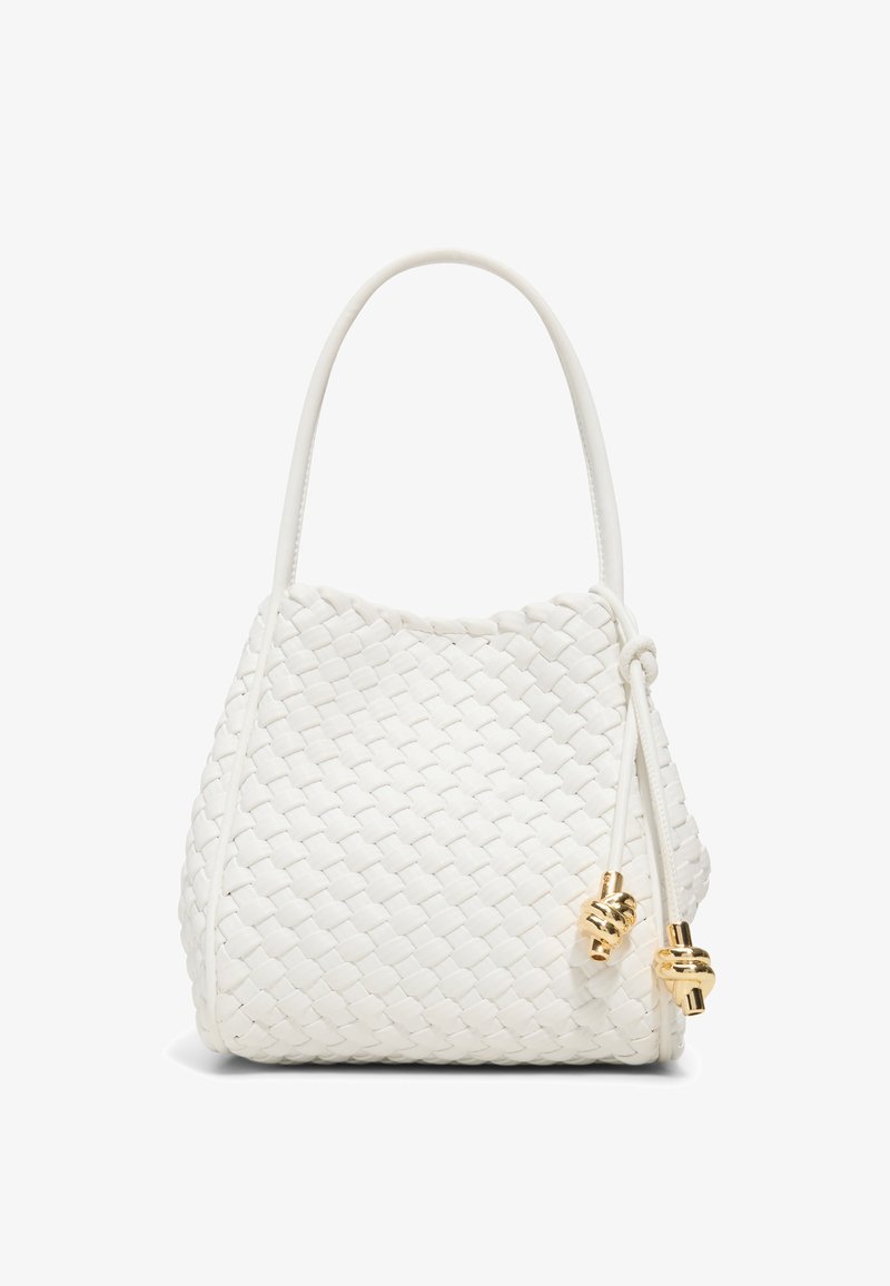 Sac à main en cuir blanc tissé avec une anse unique et deux pompons à cordon terminé par des embouts dorés sur un fond uni.