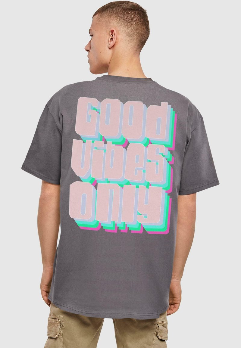 Hallhalline t-särk, millel on suur retro stiilis "Good Vibes Only" tekst roosa ja akvavärviga ning 3D efekt seljal. Lühikesed varrukad, mugav lõige.