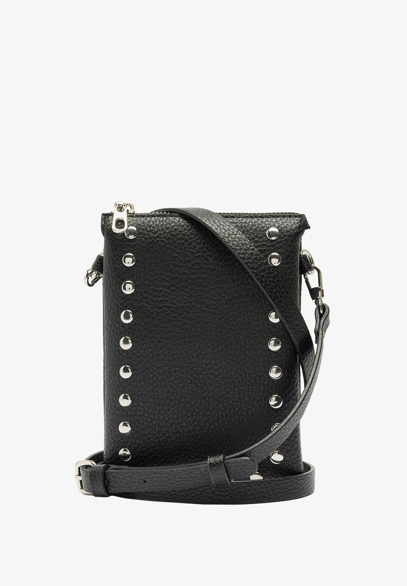 Czarna skórzana torebka na ramię z teksturowaną powierzchnią, pionowymi metalowymi ćwiekami, zapięciem na zamek i regulowanym paskiem. Kompaktowy prostokątny kształt.