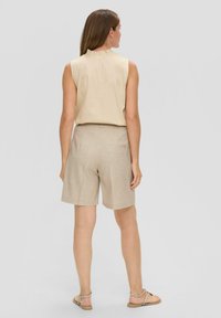 s.Oliver BLACK LABEL AUS GLITZERNDEM - Shorts - beige