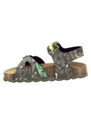 Sandalias abiertas con material estampado gris, plantilla de corcho, acentos verdes, correa ajustable y gráficos decorativos de símbolos.