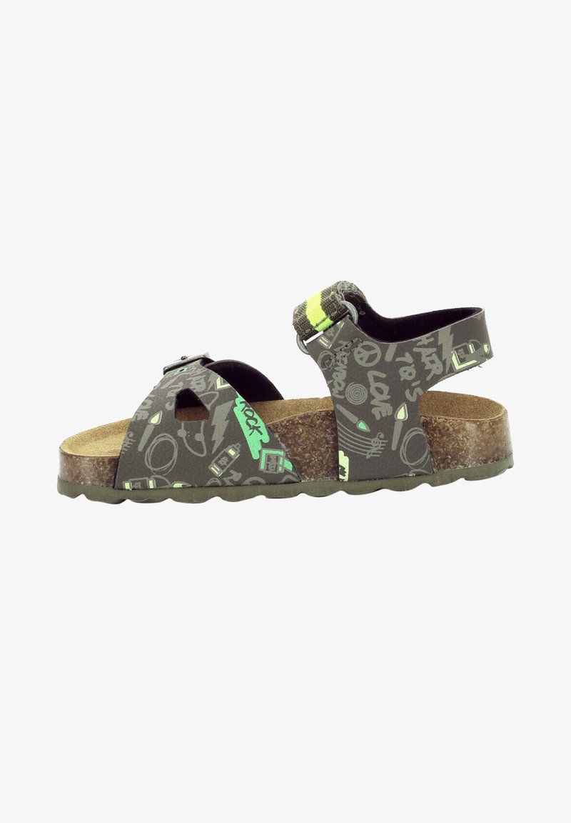 Sandalias abiertas con material estampado gris, plantilla de corcho, acentos verdes, correa ajustable y gráficos decorativos de símbolos.