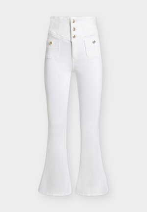 Λευκό τζιν με καμπάνα και ψηλόμεση μέση, με κλείσιμο μπροστά με κουμπιά και δύο μπροστινές τσέπες με καπάκι και κουμπιά.