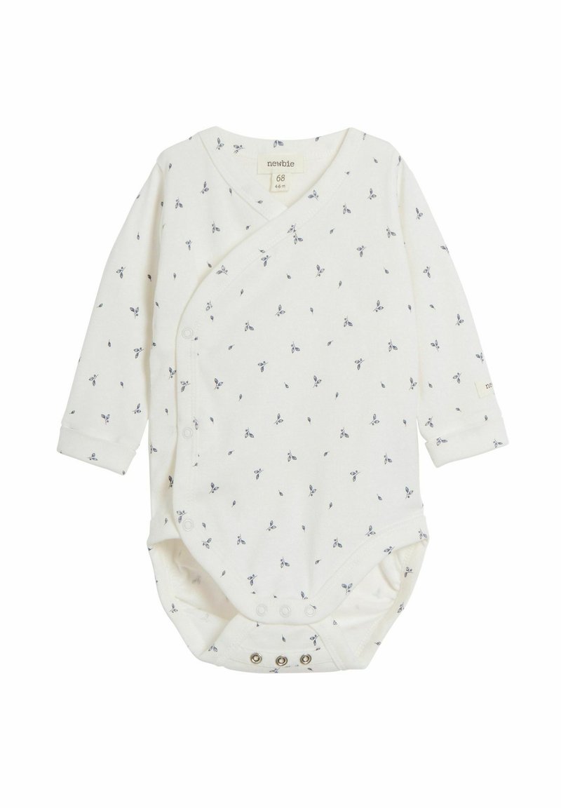 Biały bodysuit dla niemowląt z długim rękawem w designie z owijanym dekoltem, zdobiony małymi niebieskimi kwiatowymi wzorami oraz zatrzaskami na dole, co ułatwia zakładanie.