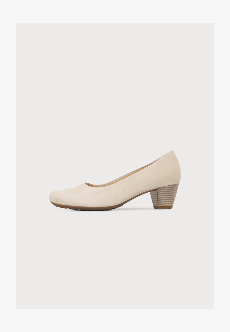 Escarpin femme beige en daim à petit talon avec bout arrondi et talon bloc superposé sur fond clair uni.