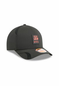Schwarze Baseballmütze mit strukturiertem Deckel, gebogenem Schirm und strukturierten Seitenpanels. Mit einem bunten Bengals-Logo-Patch auf der Vorderseite.
