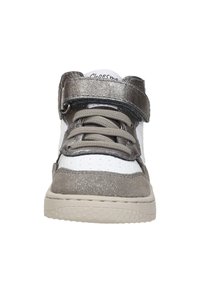 Grijze en witte sneaker met een leren bovenwerk met textuur, stoffen veters, klittenbandsluiting en geperforeerde details aan de zijkanten. Massieve rubberen zool.