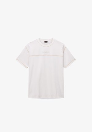 Λευκό βαμβακερό T-shirt με στρογγυλή λαιμόκοψη, κοντά μανίκια και ανάγλυφο λογότυπο "NAPAPIURI" στο στήθος. Λείο ύφασμα και απλός σχεδιασμός.
