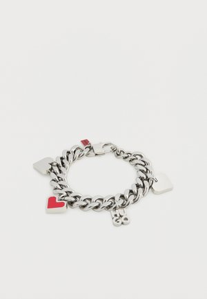 Pulsera de cadena plateada con dijes de corazón y cuadrados, un dije con un corazón rojo, otros con letras grabadas, acabado metálico liso.