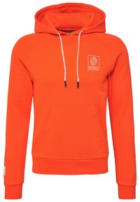 Sudadera con capucha naranja, con un bolsillo frontal, cordones blancos y un logo serigrafiado en el pecho. Textura suave, diseño casual.
