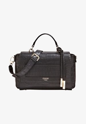 Sac à main en cuir à texture crocodile noire avec poignée supérieure, bandoulière réglable et logo doré "GUESS 1981" sur le rabat avant.