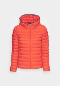 Lyseorange dunjakke med lynlås foran, hætte og ribstrikkede detaljer. Har vandrette syninger og et lille logo på venstre bryst.