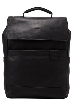 Zwarte leren rugzak met een platte bovenflap, voorvak en stevige handgreep. Heeft een gladde textuur en subtiele stiksels.