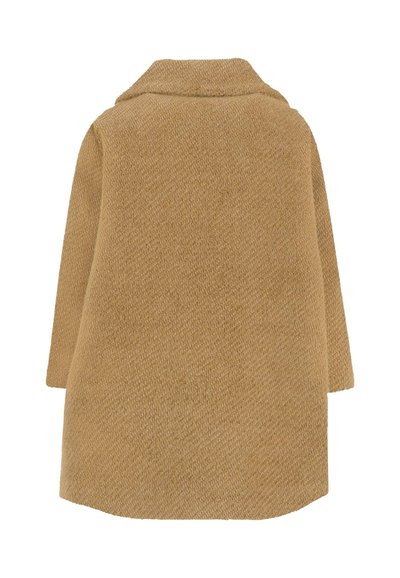Cappotto in lana testurizzata color cammello con ampio colletto, maniche lunghe e orlo dritto, mostrato di spalle su uno sfondo bianco.