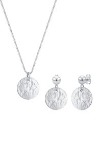 Sølv smykkesæt med en textureret vedhængsnekke og matchende runde studøreringe, begge med en hamret finish og polerede accenter.