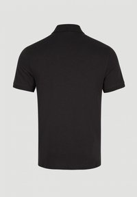 Polo noir, à manches courtes, fabriqué à partir d'un tissu lisse. Présente un col classique et une finition soignée à l'ourlet. Aucun motif ou accent visible.