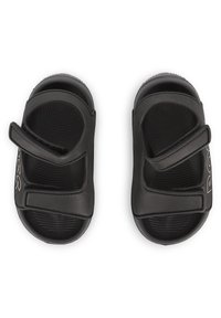 Μαύρα σανδάλια με ρυθμιζόμενους ιμάντες Velcro, εργονομική σόλα ποδιού και υφή στη σόλα. Ελαφρύς σχεδιασμός κ ατάλληλος για καθημερινή χρήση.