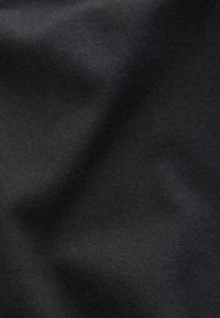 Schwarzer Stoff mit einer glatten Textur und einem feinen gerippten Muster. Der Stoff erscheint langlebig und flexibel, mit einer gleichmäßigen Farbgebung.