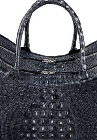 Bolso de mano de cuero negro con textura de cocodrilo, con dos asas dobles y dos cremalleras plateadas visibles en la parte superior.