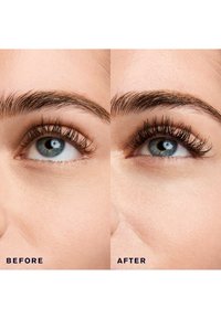 Nahaufnahme von zwei Augen: das linke zeigt natürliche Wimpern, das rechte zeigt vollere, längere Wimpern nach der Anwendung. Klare Haut, definierte Augenbrauen.