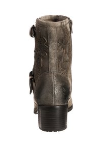 Szary zamszowy botek za kostkę z kwiatowym tłoczeniem, dwoma bocznymi sprzączkami, zaokrąglonym noskiem, teksturowaną cholewką oraz czarnym, warstwowym obcasem.