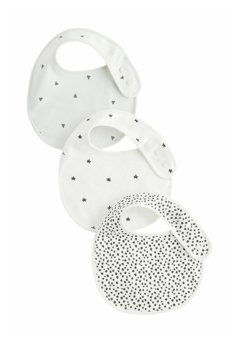 Trois bavoirs en coton blancs avec des motifs noirs : un avec des formes triangulaires, un avec des étoiles et un avec des éclaboussures. Tous ont des fermetures à pression.