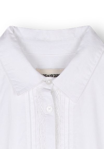 Witte katoenen shirt met een klassieke kraag, decoratieve plooien en een knoopsluiting aan de voorkant. Glad textiel met een strakke uitstraling.