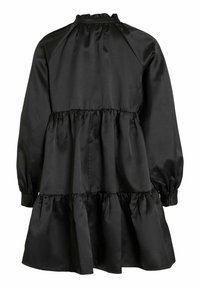Robe longue en satin noir à manches longues avec volants froncés, col montant volanté et poignets boutonnés, vue de dos.