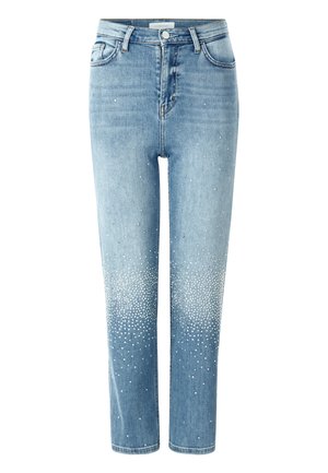 Jeans en denim bleu clair avec une taille haute, jambes droites et un effet délavé. Présente des embellissements en argent au niveau de l'ourlet, créant un motif dégradé.
