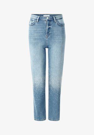 Jeans en denim bleu clair avec une taille haute, jambes droites et un effet délavé. Présente des embellissements en argent au niveau de l'ourlet, créant un motif dégradé.
