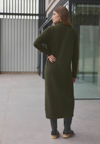 Next HIGH NECK LONG SLEEVE - Svetríkové šaty - green khaki