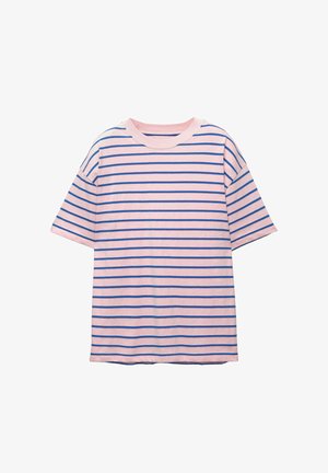 T-shirt rose à manches courtes avec de fines rayures horizontales bleues, col rond et coupe décontractée, posé à plat sur un fond blanc.