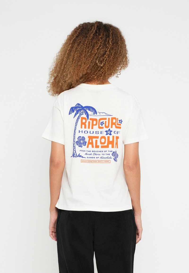 Hvid bomulds T-shirt med korte ærmer med en farverig grafik på ryggen af palmer og teksten "Rip Curl House of Aloha" i orange og blå.