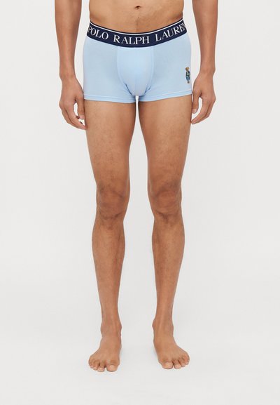 Boxeri din bumbac de culoare albastru deschis, cu o curea de talie navy cu logo, având un logo brodat cu un urs pe partea stângă și un design ajustat.
