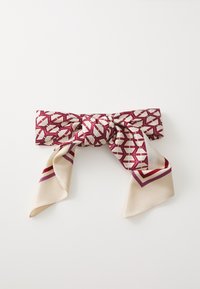 Écharpe en soie crème avec un motif géométrique bourgogne et blanc, ornée d'un nœud noué et de deux longues extrémités pendantes.