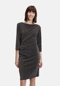 Abito a maglia con maniche a tre quarti, caratterizzato da una texture metallica nera e dorata, un scollo a barca e una vita arricciata.