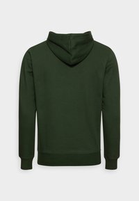 Felpa con cappuccio di colore verde scuro, realizzata in un tessuto morbido, dotata di cappuccio con coulisse, maniche lunghe e polsini e orlo a coste. Nessun design frontale visibile.