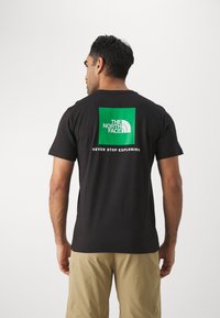 The North Face M SS BOX NSE TEE - T-shirts med print - black/optic emerald