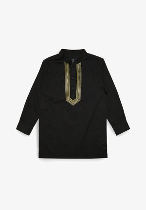 Schwarzes Hemd mit langen Ärmeln, Stehkragen, drei Knöpfen an der Vorderseite und gelber Stickerei entlang der Knopfleiste und des Kragens.