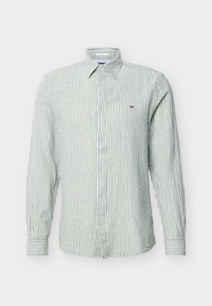 Camisa de hombre de manga larga con botones, con finas rayas verticales en gris y blanco, y pequeño logotipo en el pecho izquierdo.