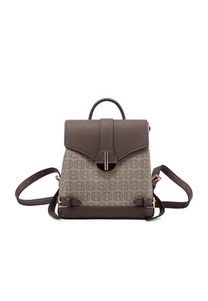 Zaino quadrato con patta in pelle marrone, corpo in tessuto beige con motivo, chiusura circolare tono oro e spallacci regolabili.