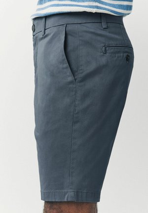 Graue Baumwollshorts mit klassischem Design, seitlichen Taschen, einer Gesäßtasche mit Knopfverschluss und sauberem Nähen am Saum.