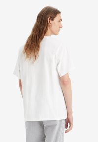 Levi's® RELAXED FIT GRAPHIC TEE - Camiseta básica - headline drop shadow white+
