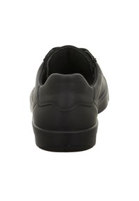 Sneaker in pelle nera con tacco arrotondato, superficie testurizzata e cuciture minime. Presenta un colletto imbottito per il comfort.