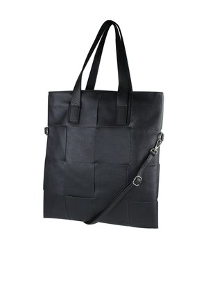 Zwarte leren totebag met een geweven ontwerp, twee bovenhandvatten en een afneembare schouderriem. Gladde textuur met vierkante patronen.